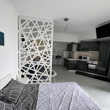 Kitty Studio Sunset Lake Apartment Mamaia Exterior photo